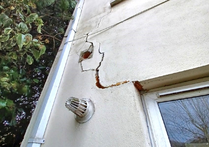 Catalyst subsidence cracks in house