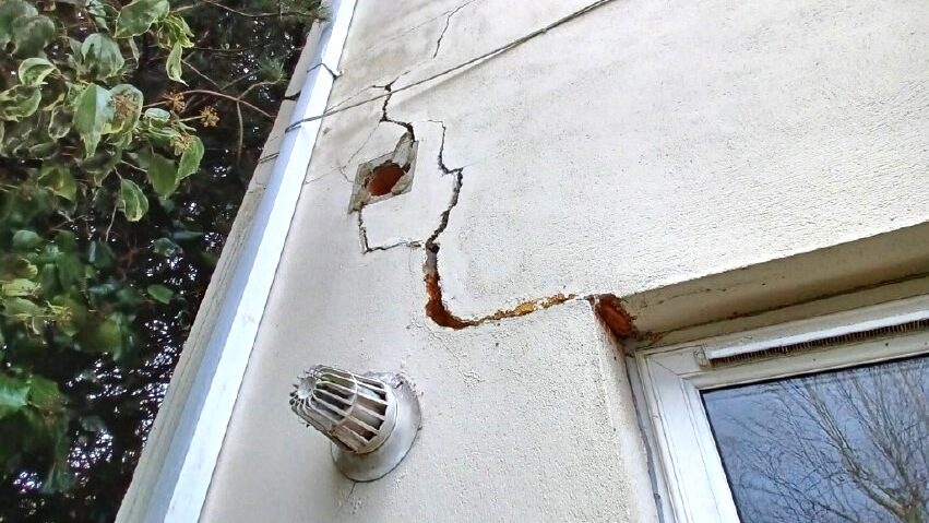 Catalyst subsidence cracks in house