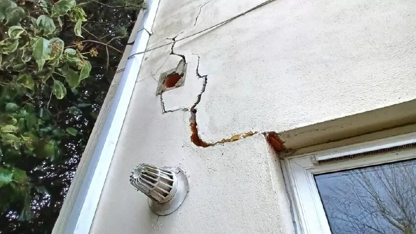 Catalyst subsidence cracks in house